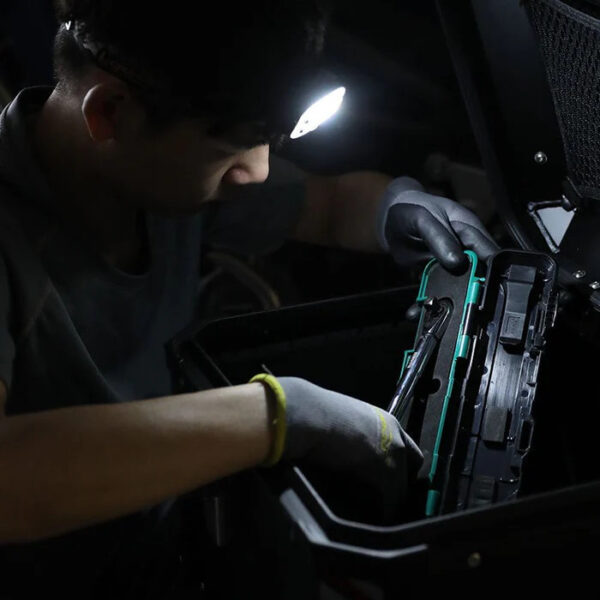 LOBOO Lampka sportowa z uchwytem na bagaż PIKE, wodoodporna IP66, czujnik ruchu