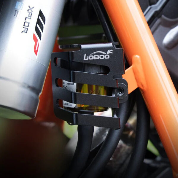 loboo-oslona-zbiornika-plynu-hamulcowego-tylnego-cbhz251 LOBOO Osłona zbiornika płynu hamulcowego tylnego KTM 1290, czarna